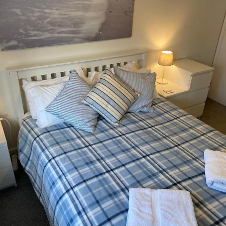 Trafalgar, Lovely Ground Floor Flat With Outside Patio Garden, Minutes Walk To Seafront Seaview Bagian luar foto