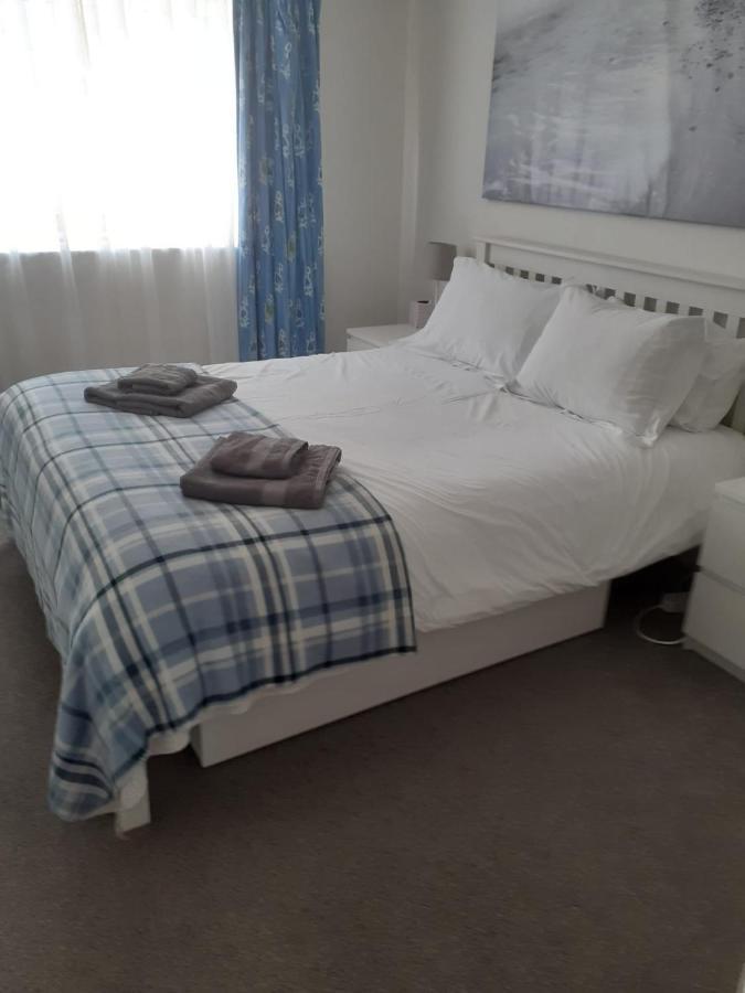 Trafalgar, Lovely Ground Floor Flat With Outside Patio Garden, Minutes Walk To Seafront Seaview Bagian luar foto