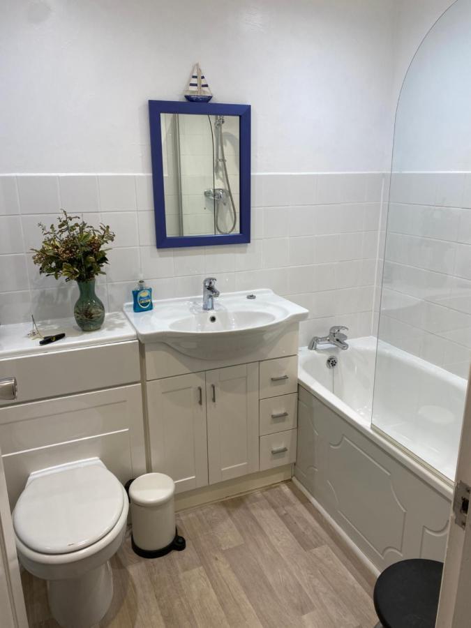 Trafalgar, Lovely Ground Floor Flat With Outside Patio Garden, Minutes Walk To Seafront Seaview Bagian luar foto