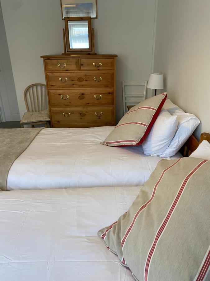 Trafalgar, Lovely Ground Floor Flat With Outside Patio Garden, Minutes Walk To Seafront Seaview Bagian luar foto