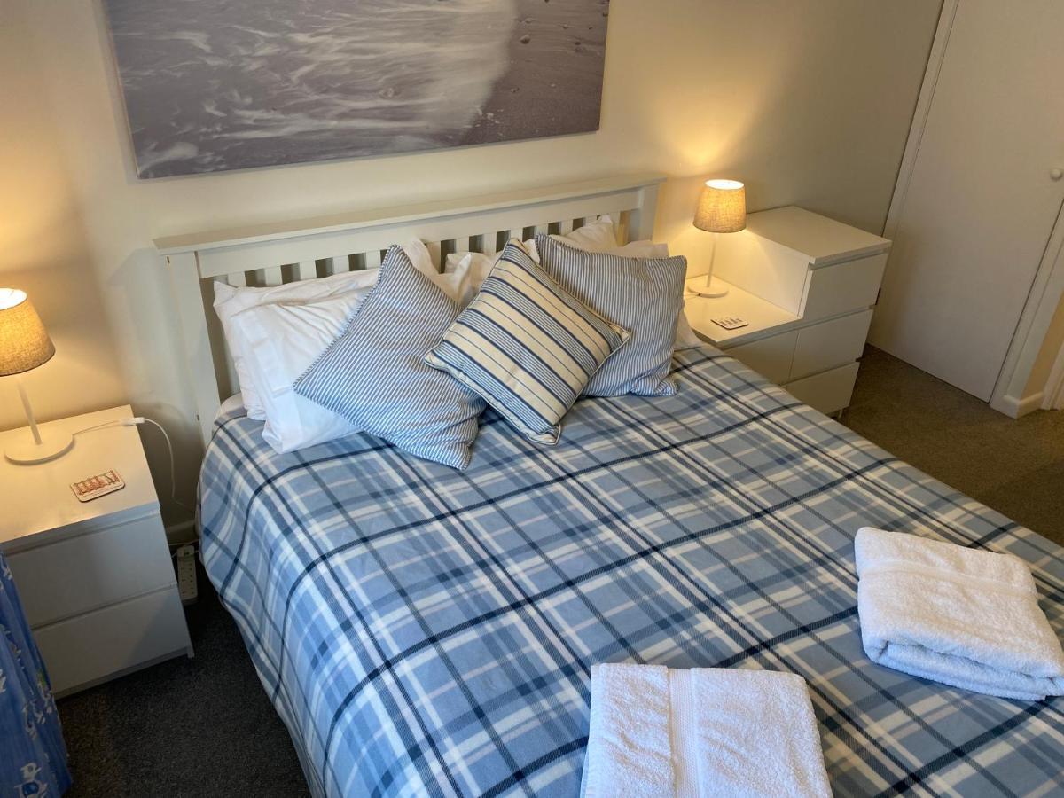 Trafalgar, Lovely Ground Floor Flat With Outside Patio Garden, Minutes Walk To Seafront Seaview Bagian luar foto