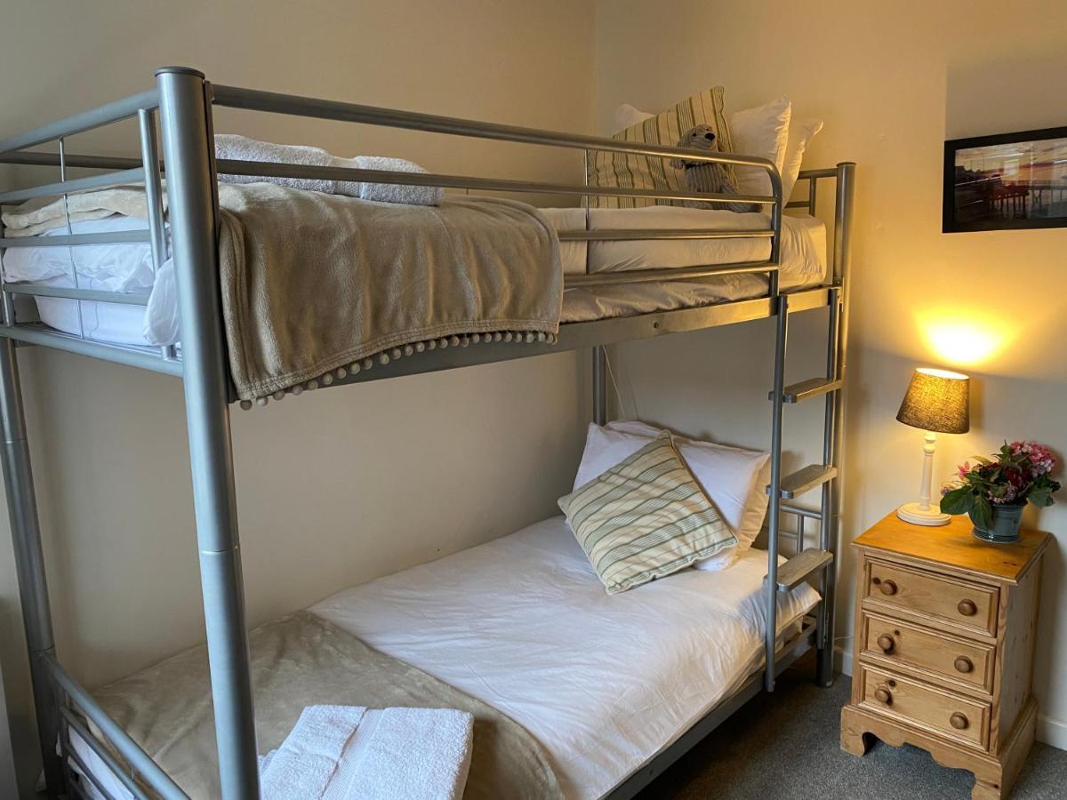 Trafalgar, Lovely Ground Floor Flat With Outside Patio Garden, Minutes Walk To Seafront Seaview Bagian luar foto