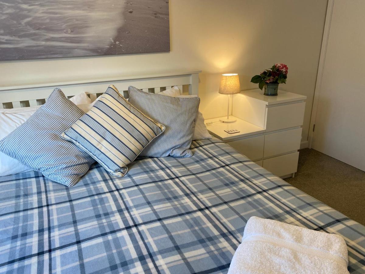 Trafalgar, Lovely Ground Floor Flat With Outside Patio Garden, Minutes Walk To Seafront Seaview Bagian luar foto