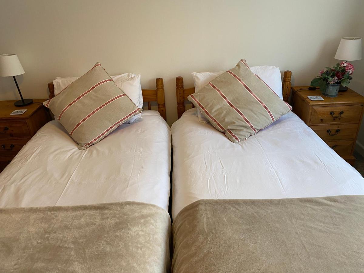 Trafalgar, Lovely Ground Floor Flat With Outside Patio Garden, Minutes Walk To Seafront Seaview Bagian luar foto