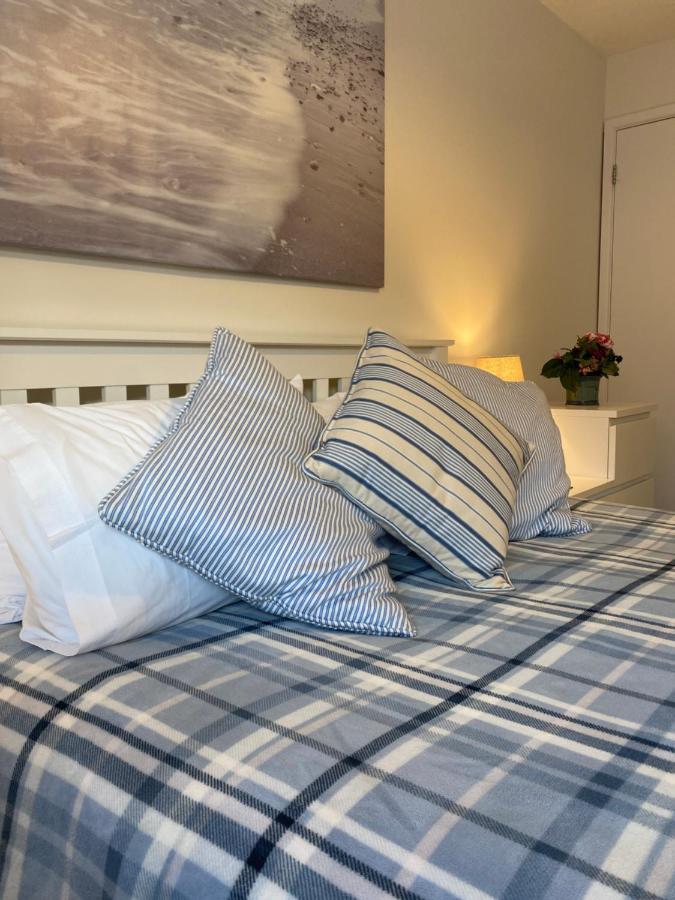 Trafalgar, Lovely Ground Floor Flat With Outside Patio Garden, Minutes Walk To Seafront Seaview Bagian luar foto