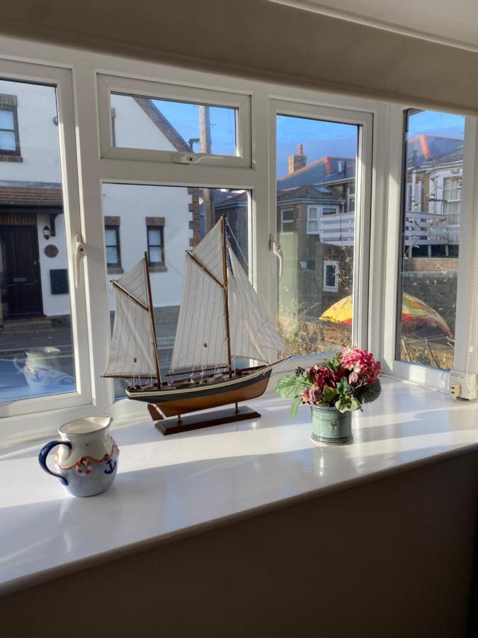 Trafalgar, Lovely Ground Floor Flat With Outside Patio Garden, Minutes Walk To Seafront Seaview Bagian luar foto