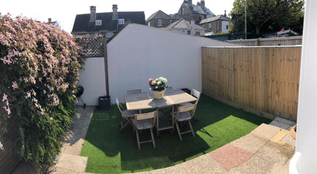 Trafalgar, Lovely Ground Floor Flat With Outside Patio Garden, Minutes Walk To Seafront Seaview Bagian luar foto