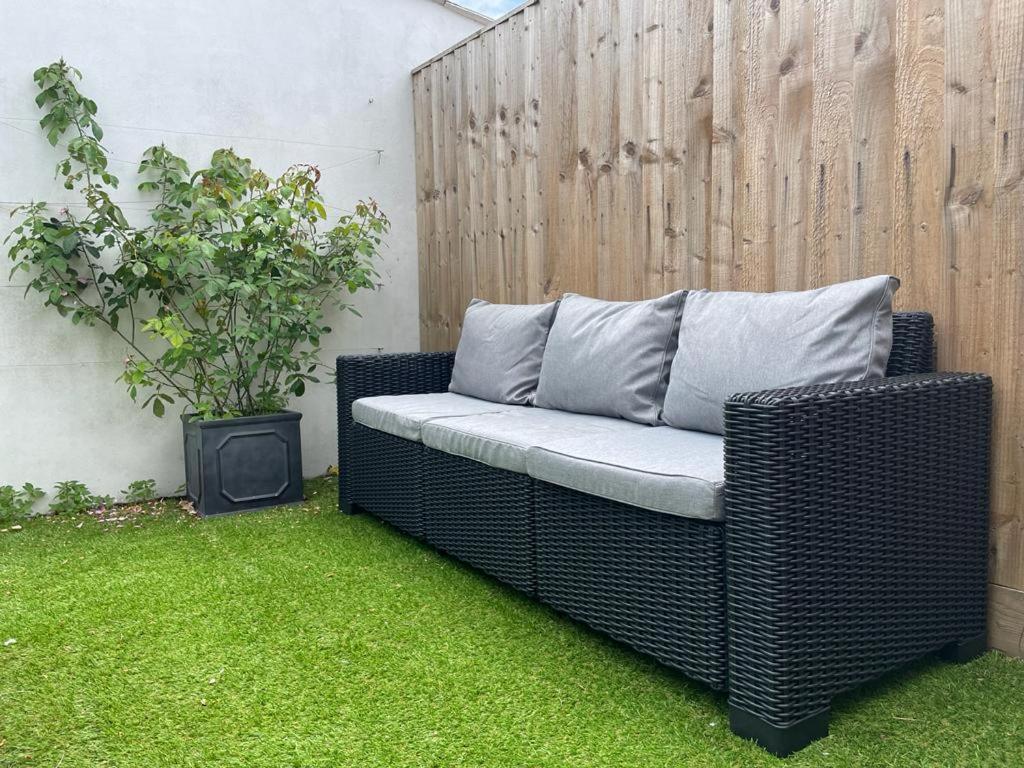 Trafalgar, Lovely Ground Floor Flat With Outside Patio Garden, Minutes Walk To Seafront Seaview Bagian luar foto