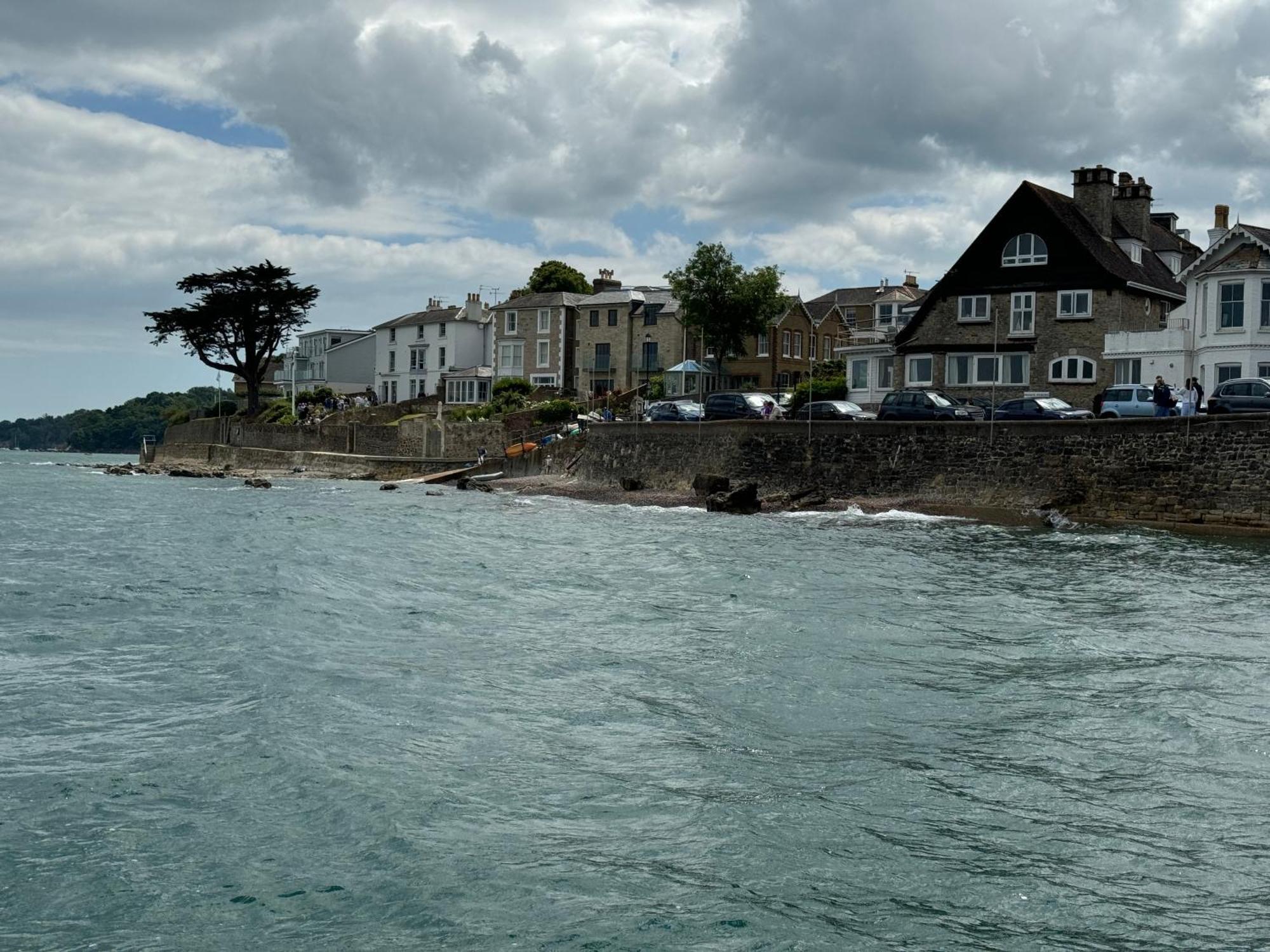 Trafalgar, Lovely Ground Floor Flat With Outside Patio Garden, Minutes Walk To Seafront Seaview Bagian luar foto
